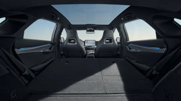 BYD Sealion 7 2024 : intérieur du coffre avec sièges rabattus