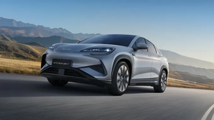 BYD Sealion 7 2024 : trois quarts avant gauche en contre-plongée sur route