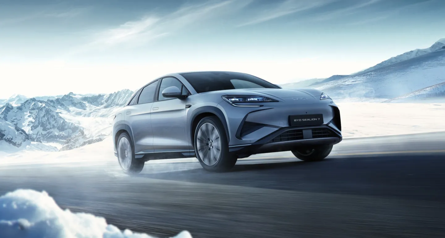 BYD Sealion 7 2024 : trois quarts avant droit en contre-plongée sur route