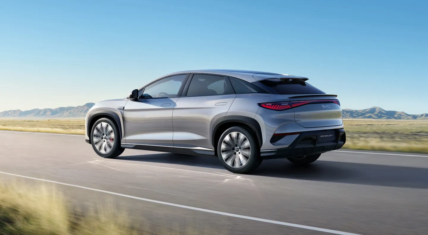 BYD Sealion 7 2024 : trois quarts arrière gauche sur route