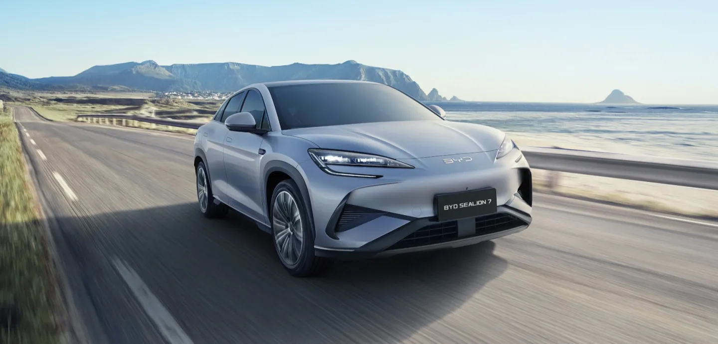 BYD Sealion 7 2024 : trois quarts avant droit sur route en bord de mer