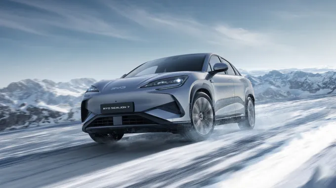 BYD Sealion 7 2024 : trois quarts avant gauche sur route enneigée