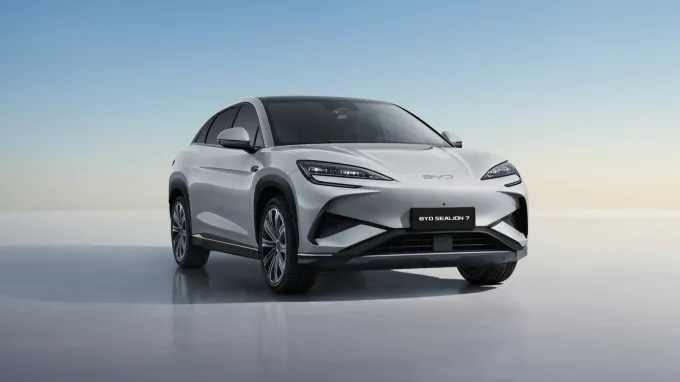 BYD Sealion 7 2024 : trois quarts avant droit statique