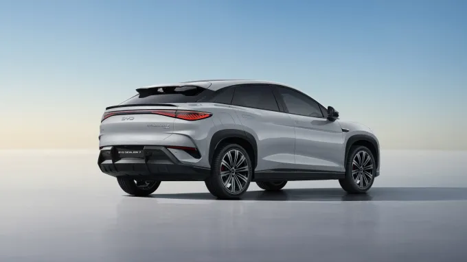 BYD Sealion 7 2024 : trois quarts arrière droit statique