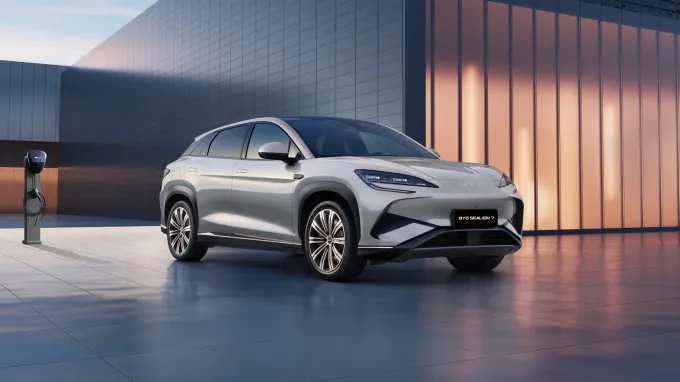 BYD Sealion 7 2024 : trois quarts avant droit statique avec borne de recharge