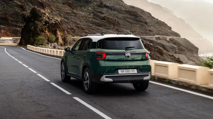 Citroën C3 Aircross 2024 : trois quarts arrière gauche sur route en bord de mer