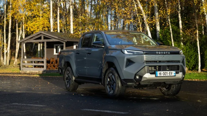 Toyota Hilux : 3/4 avant devant chalet dans la foret
