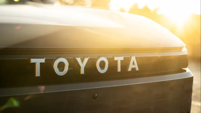 Toyota Hilux : lettrage Toyota calandre