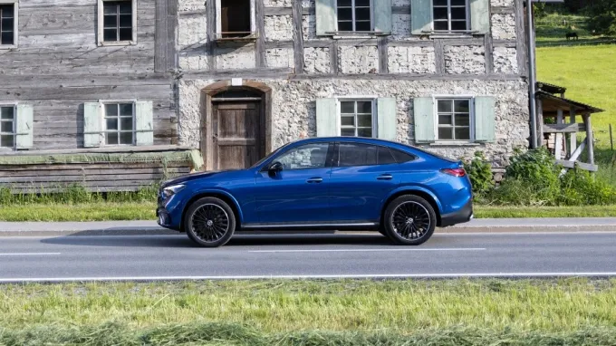 Mercedes GLC Coupé : Profil devant maison de montagne
