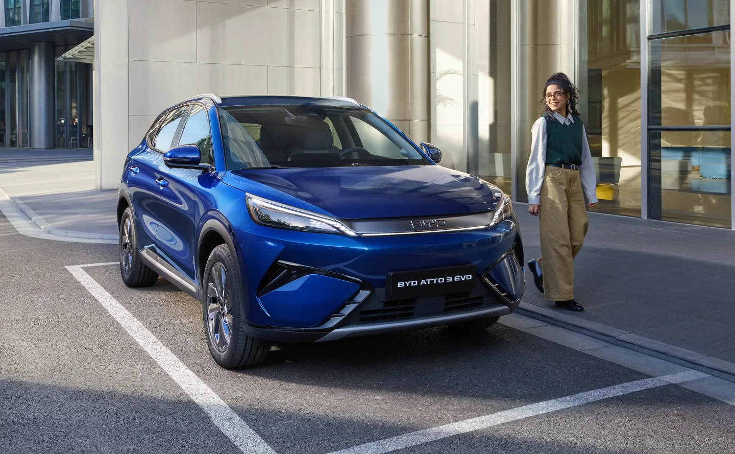 BYD Atto 3 Evo 2026 : trois quarts avant droit statique sur place de parking