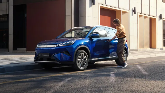 BYD Atto 3 Evo 2026 : trois quarts avant gauche statique avec modèle