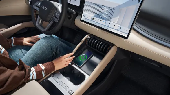 BYD Atto 3 Evo 2026 : console centrale et recharge smartphone