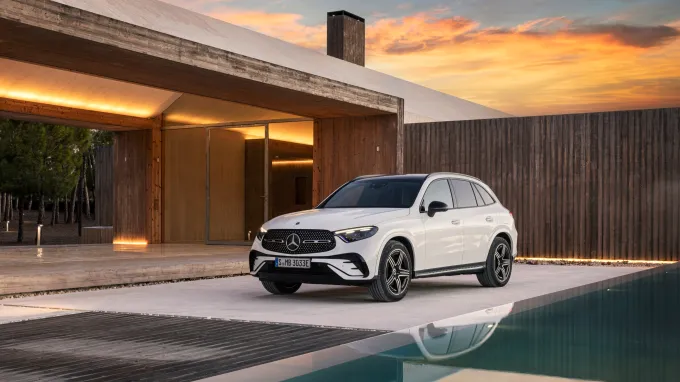Mercedes GLC SUV : 3/4 avant bord de piscine