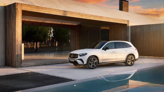 Mercedes GLC SUV : Profil bord de piscine