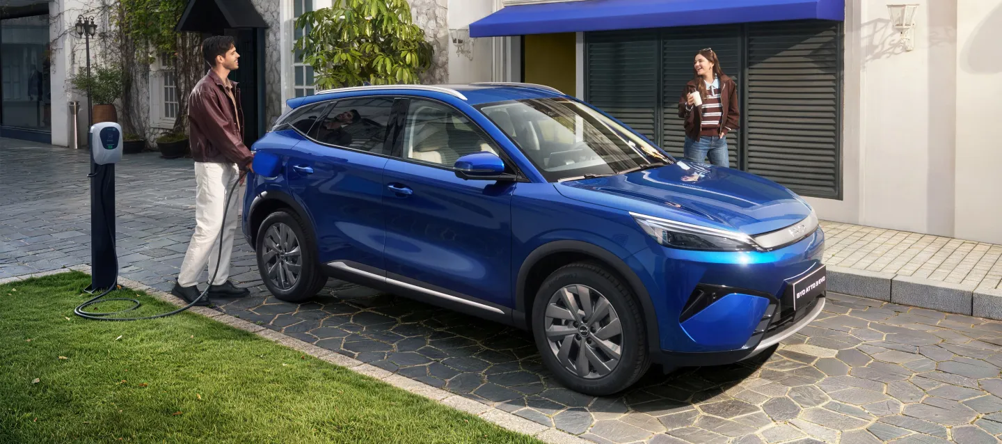 BYD Atto 3 Evo 2026 : trois quarts avant droit statique en charge