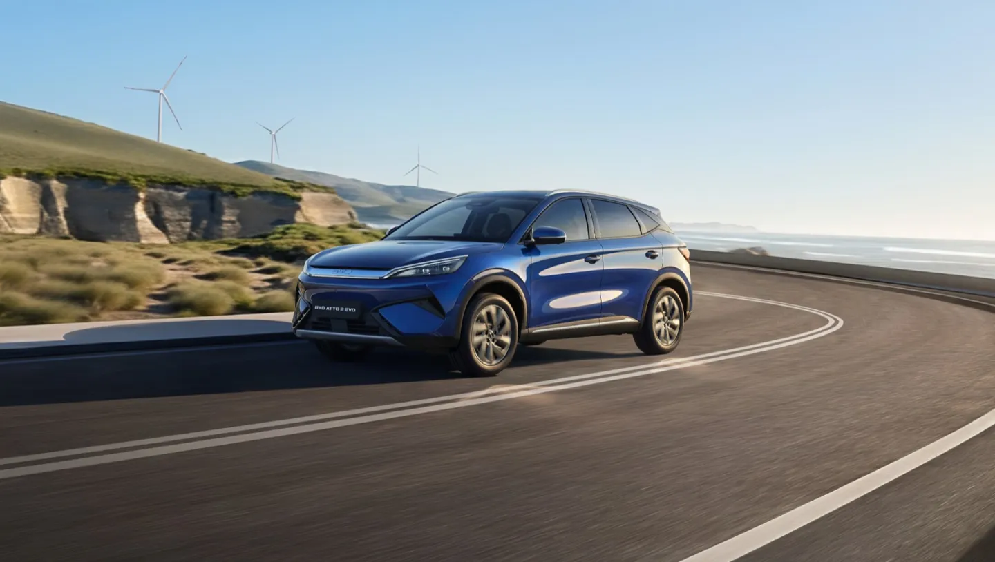 BYD Atto 3 Evo 2026 : trois quarts avant gauche sur route