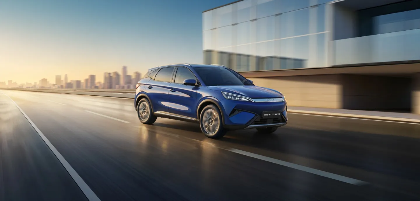 BYD Atto 3 Evo 2026 : trois quarts avant droit sur route