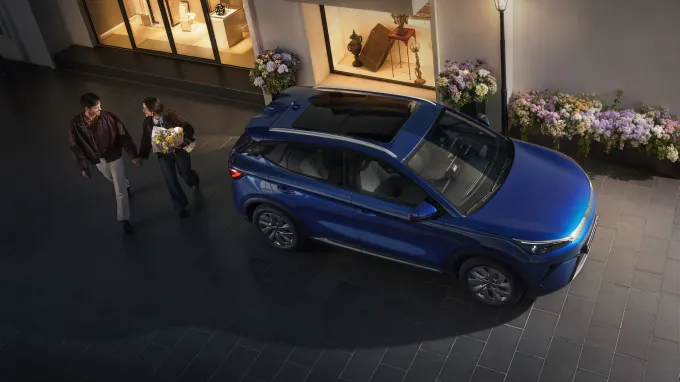 BYD Atto 3 Evo 2026 : vue profil droit plongeante avec couple