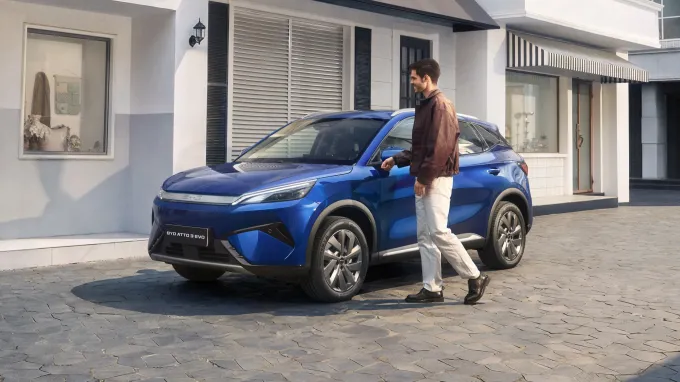 BYD Atto 3 Evo 2026 : trois quarts avant gauche statique devant magasin