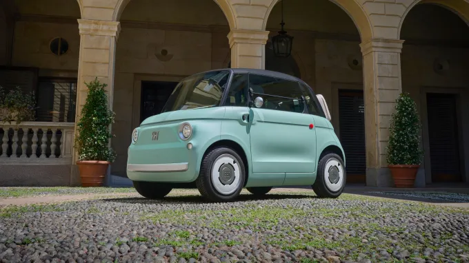 Fiat Topolino 2023 : trois quarts avant gauche statique en contre-plongée devant colonnades