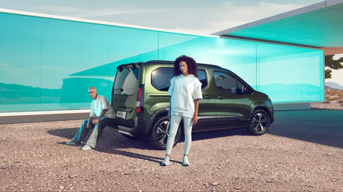 Peugeot Rifter : 3/4 arrière avec mannequins