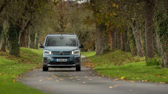 Citroën Berlingo : Face avant chemin dans une forêt