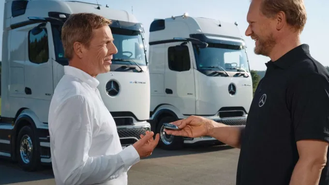 Mercedes Actros : Signature contrat concessionnaire et chef d'entreprise