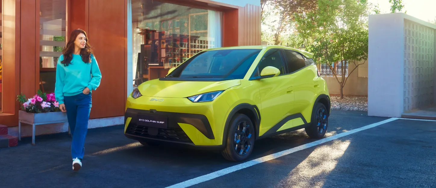 BYD Dolphin Surf 2025 : trois quarts avant gauche statique avec modèle