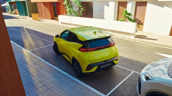 BYD Dolphin Surf 2025 : trois quarts arrière gauce sortie de place de parking