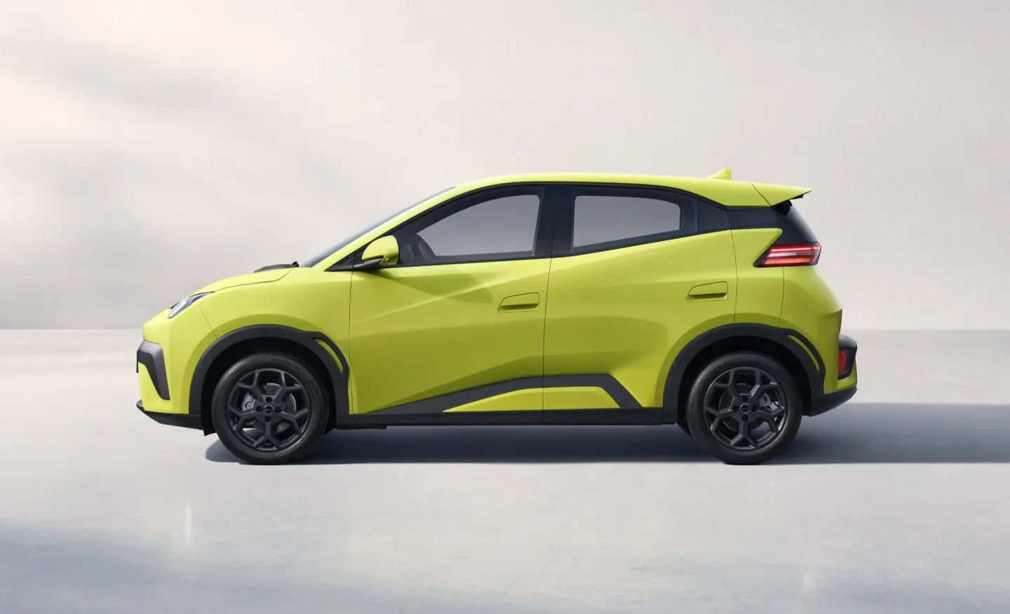 BYD Dolphin Surf 2025 : profil gauche statique