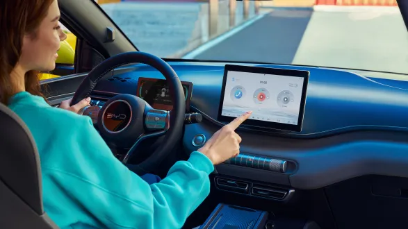 BYD Dolphin Surf 2025 : écran tactile rotatif