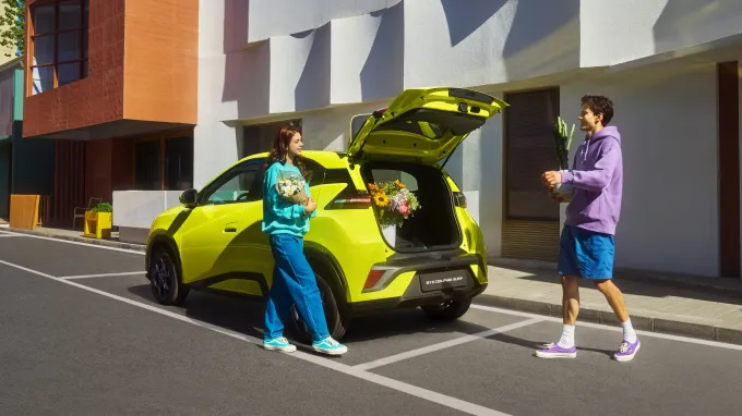 BYD Dolphin Surf 2025 : chargement du coffre avec couple