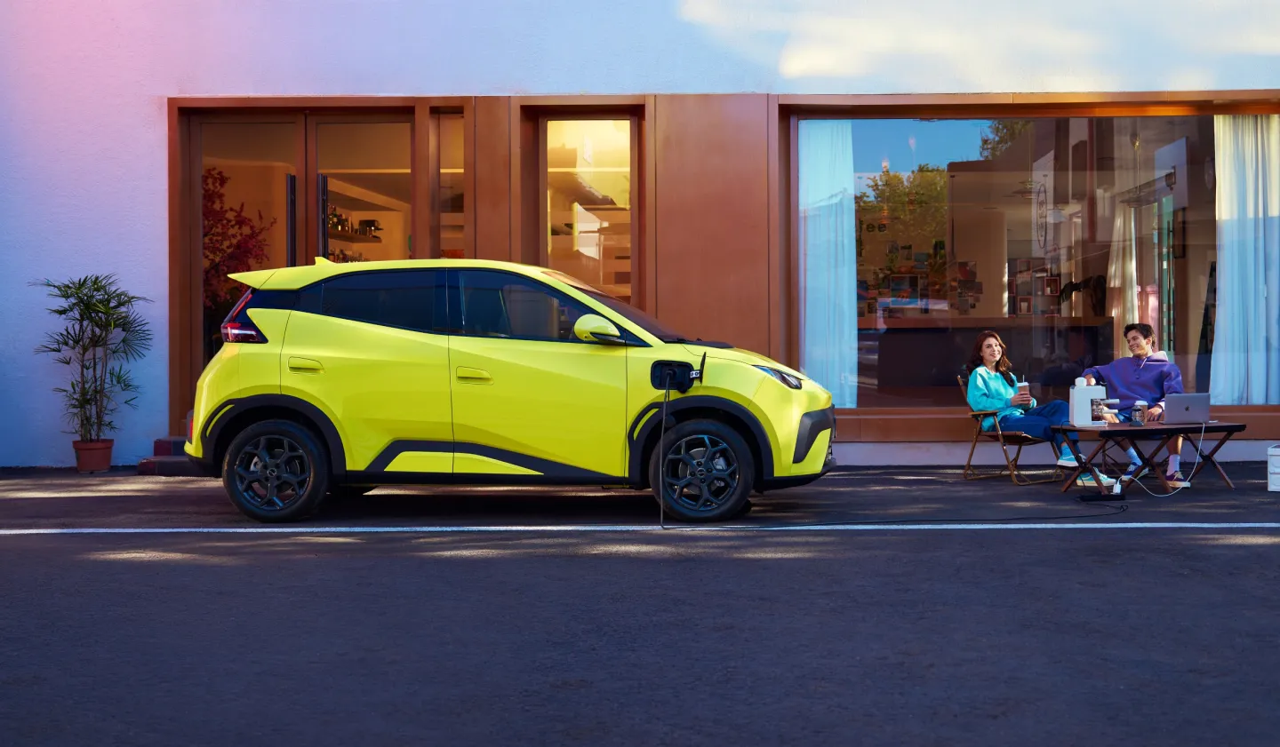 BYD Dolphin Surf 2025 : profil droit statique en charge avec couple