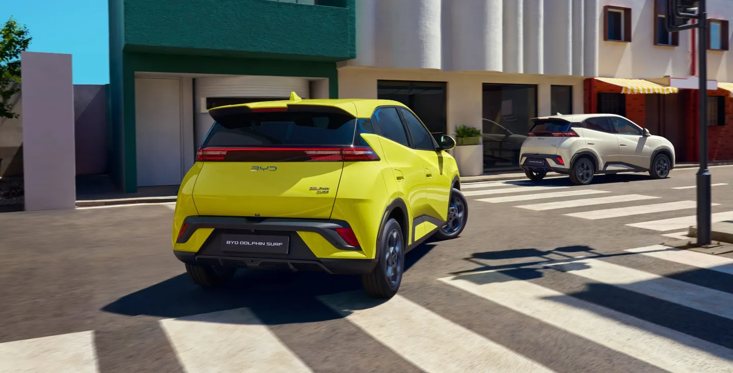 BYD Dolphin Surf 2025 : trois quarts arrière droit dans la rue