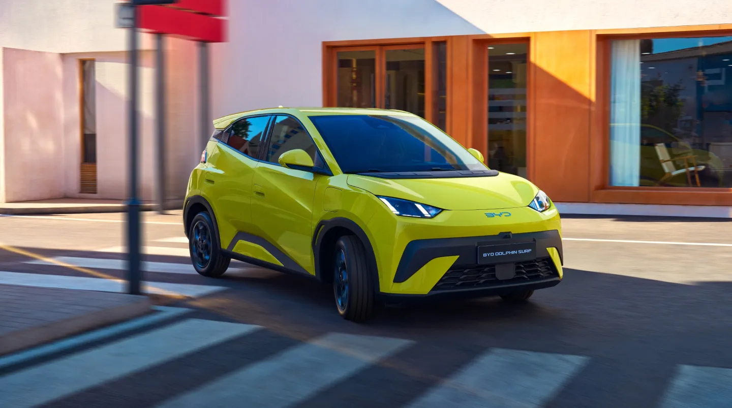 BYD Dolphin Surf 2025 : trois quarts avant droit dans la rue