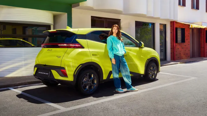 BYD Dolphin Surf 2025 : trois quarts arrière droit statique avec modèle