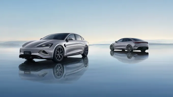 BYD Seal 2026 : trois quarts avant gauche et trois quarts arrière gauche