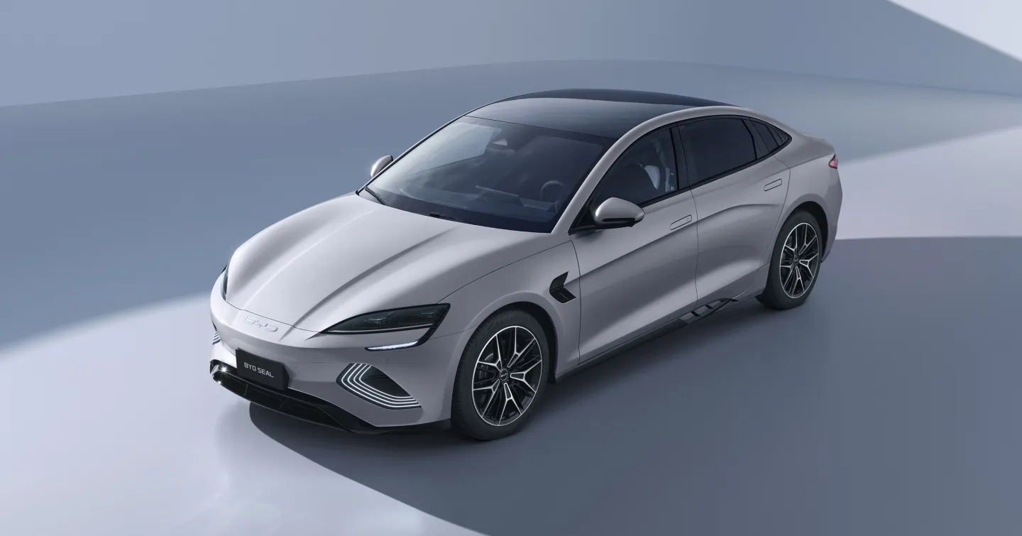 BYD Seal 2026 : trois quarts avant gauche statique en vue plongeante