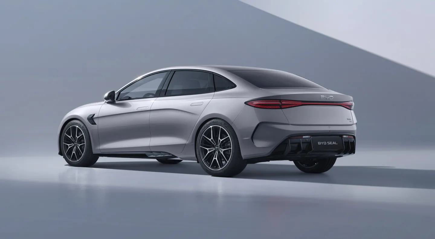 BYD Seal 2026 : trois quarts arrière gauche statique