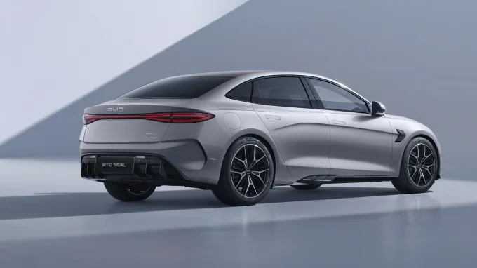 BYD Seal 2026 : trois quarts arrière droit statique
