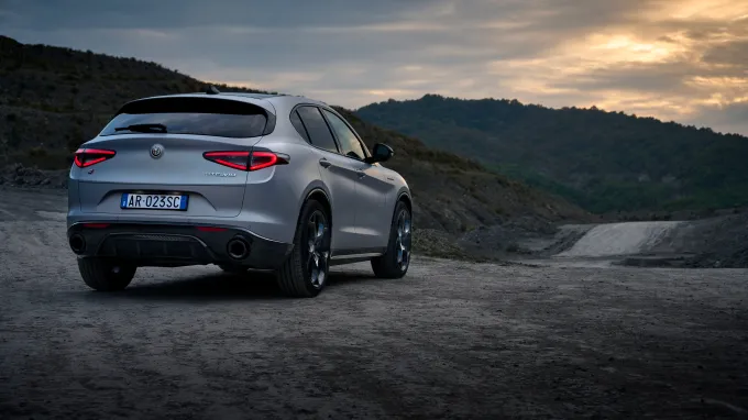 Alfa Romeo Stelvio : 3/4 arrière sur chemin