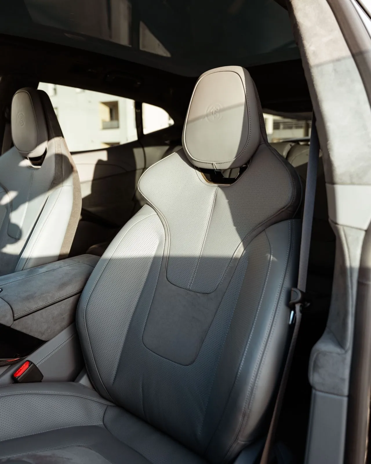 Lotus eletre : Sièges avant