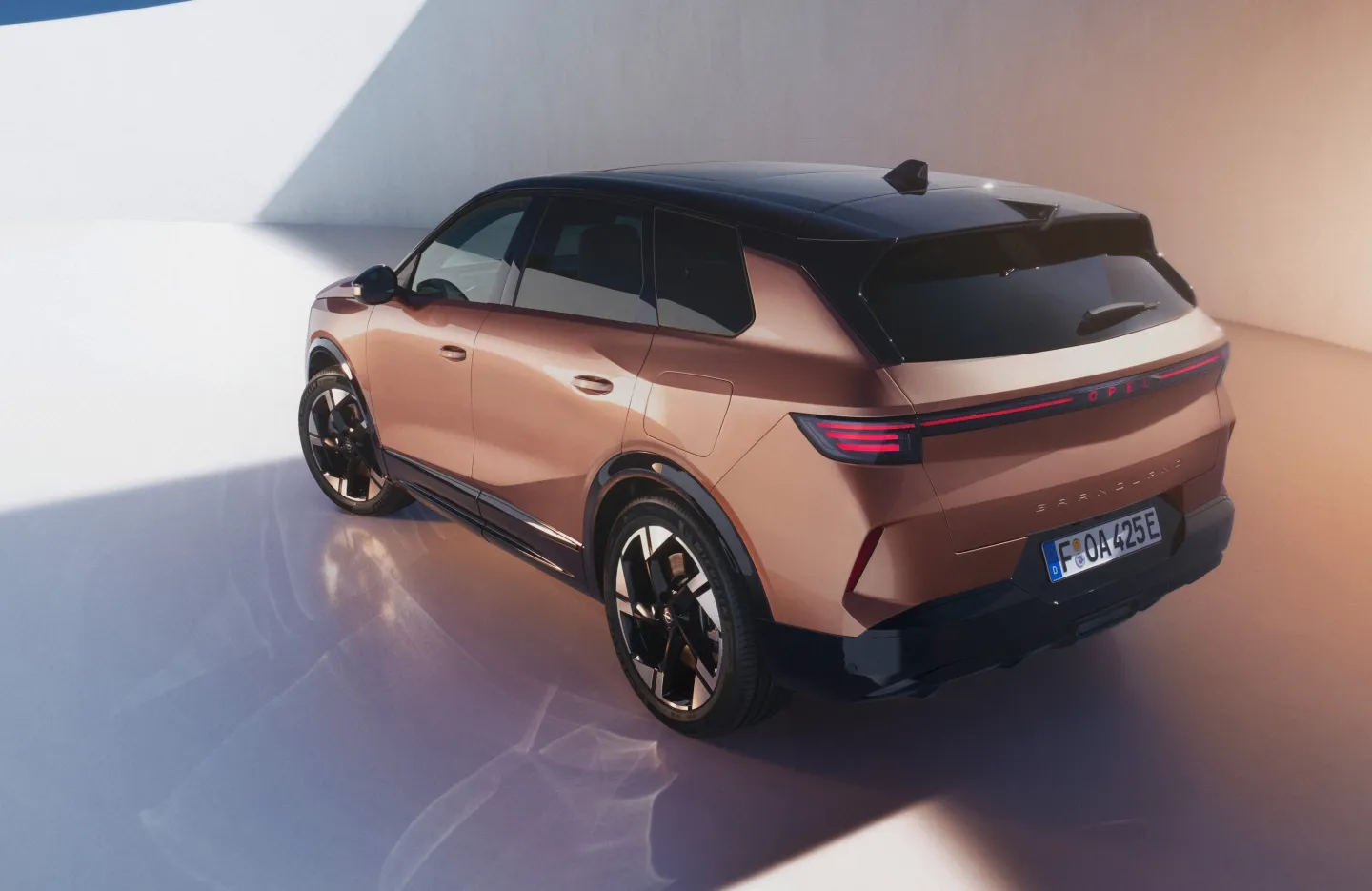 Opel Grandland 2024 : trois quarts arrière gauche statique