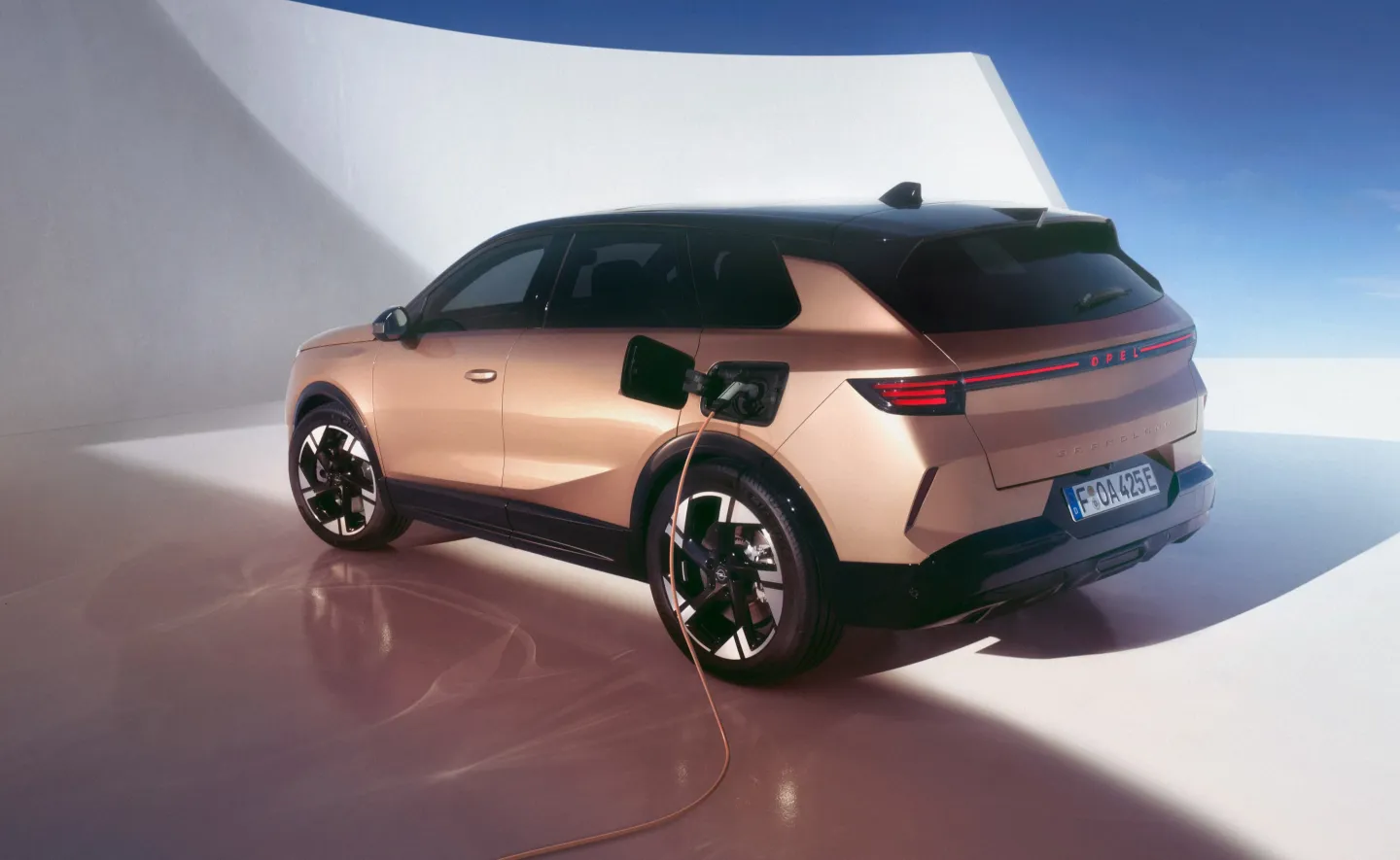 Opel Grandland 2024 : trois quarts arrière gauche en charge