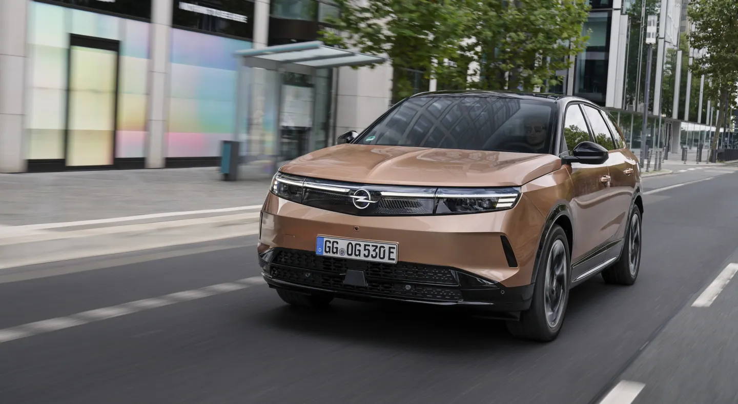 Opel Grandland 2024 : trois quarts avant gauche dans la rue