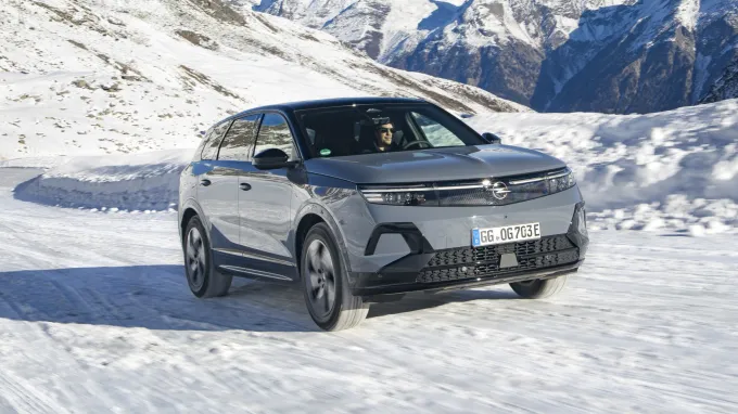 Opel Grandland AWD 2025 : trois quarts avant droit sur neige