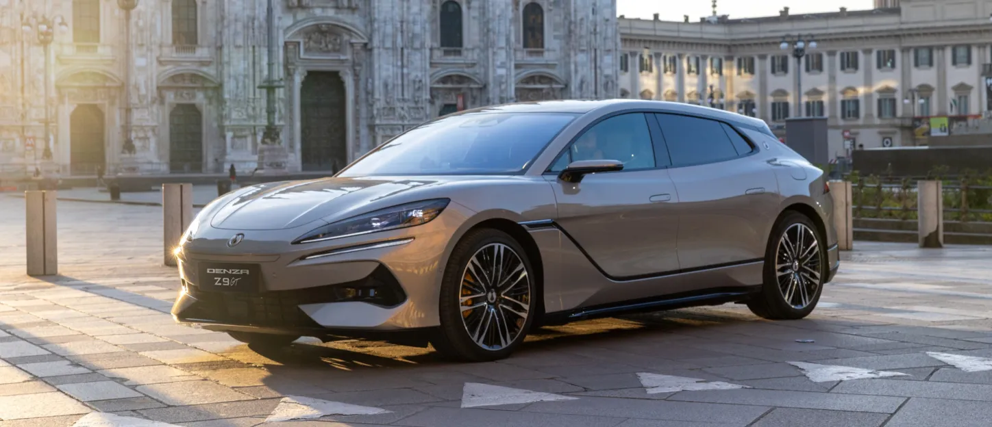 Denza Z9 GT 2026 : trois quarts avant gauche statique devant la Cathédrale de Milan