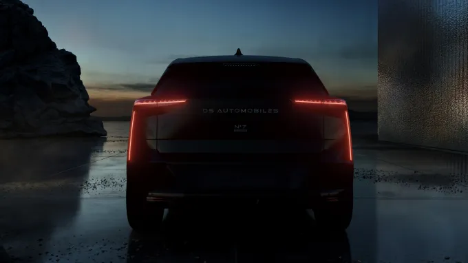 DS N°7 : Face arrière de nuit