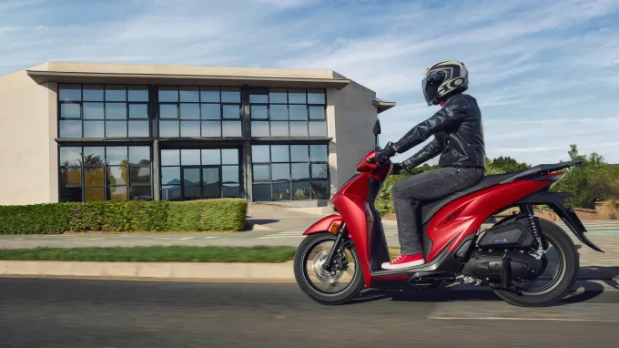 Honda SH125i : profil carrosserie rouge