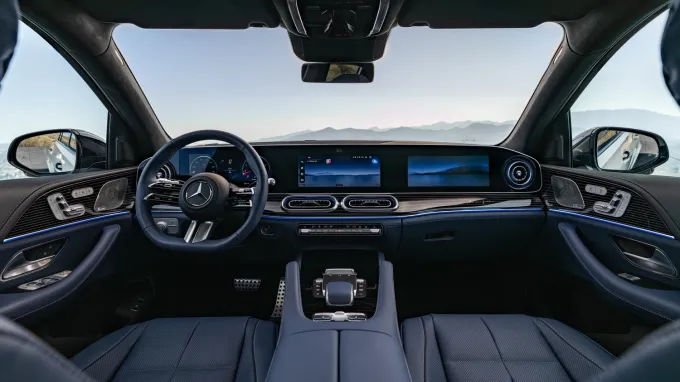 Mercedes GLE SUV : Planche de bord intérieur noir